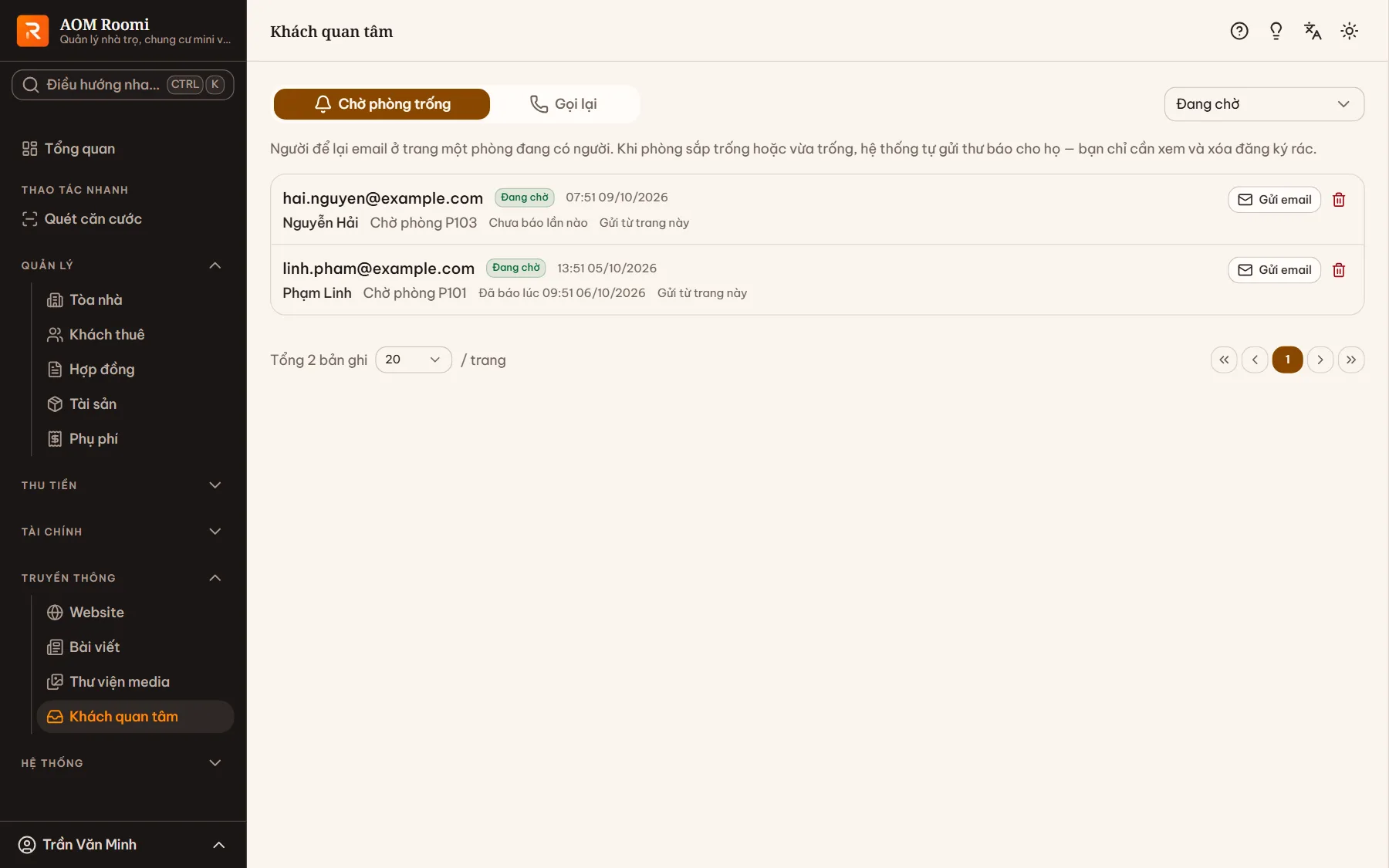 Tab Chờ phòng trống với danh sách email đang chờ, phòng đang chờ, thời điểm đã báo và nút Gửi email