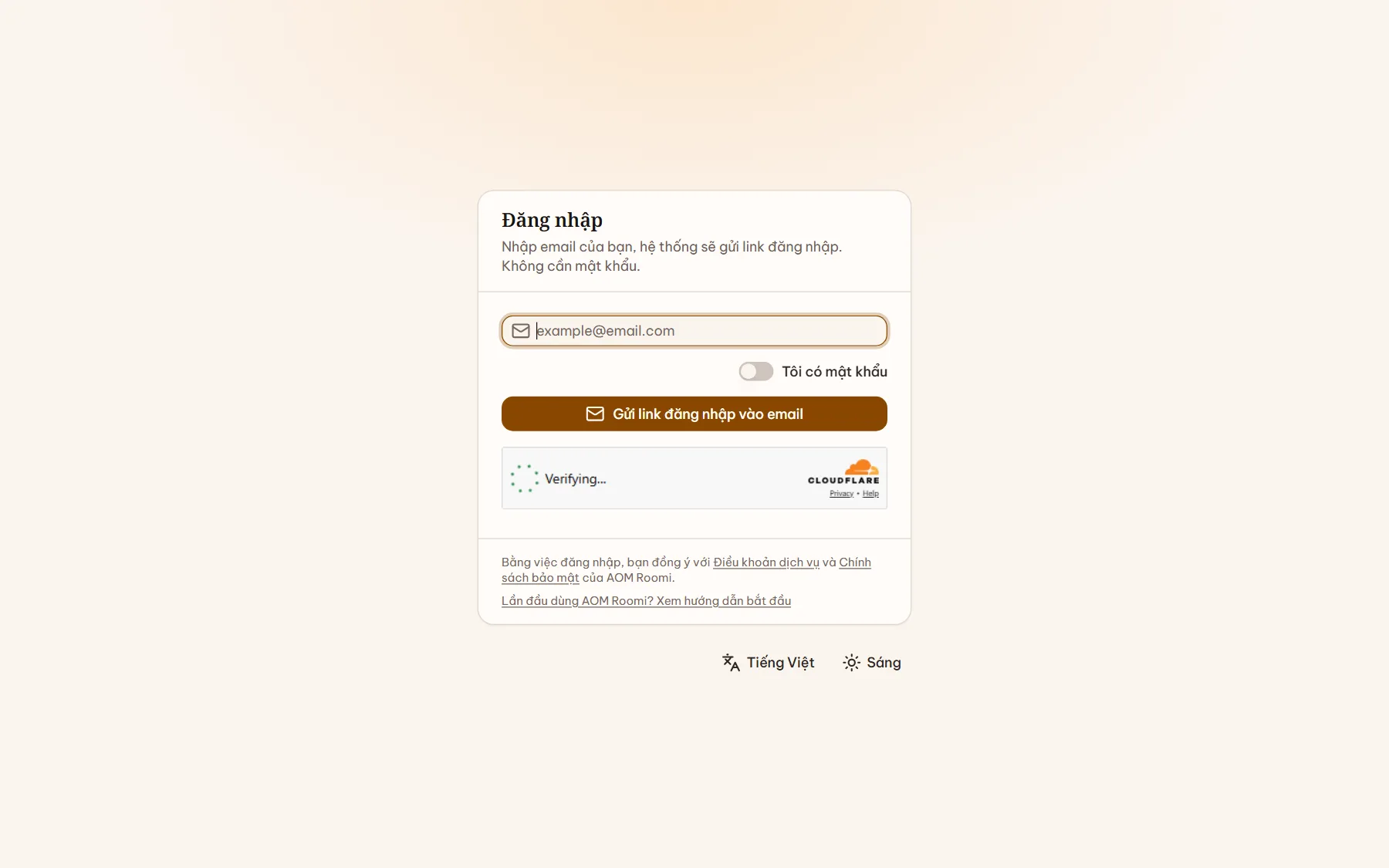 Màn đăng nhập AOM Roomi với ô nhập email và nút Gửi link đăng nhập vào email
