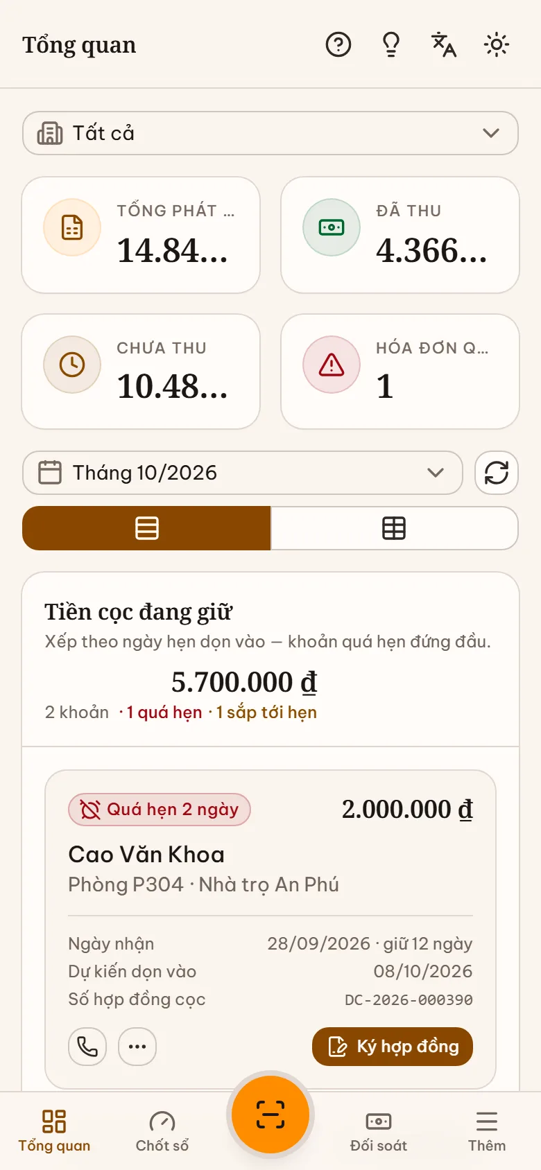 Màn Tổng quan trên điện thoại với thanh điều hướng năm ô ở đáy và nút quét căn cước ở giữa