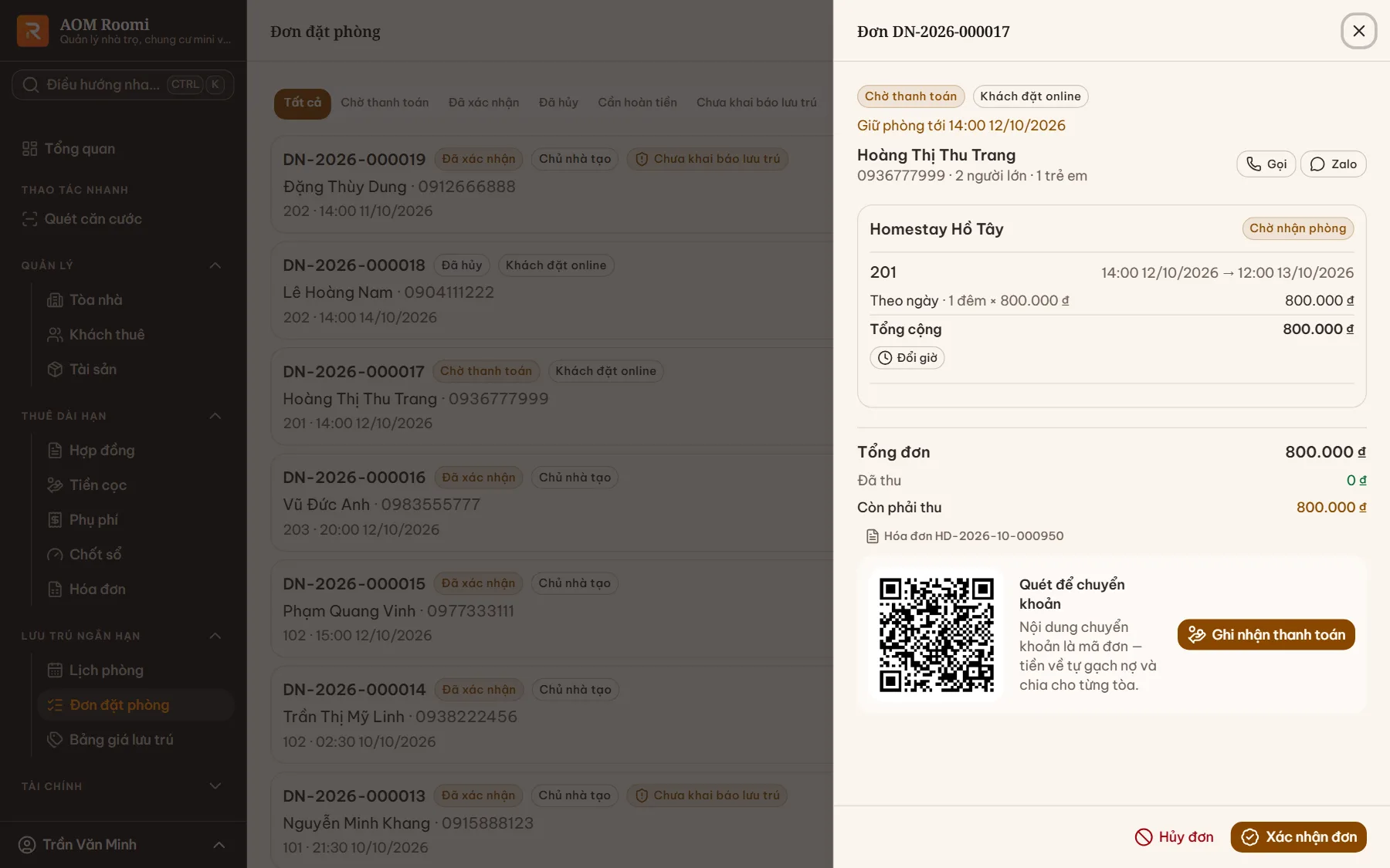 Khung chi tiết một đơn khách đặt online đang chờ thanh toán: dòng giữ phòng tới, mã QR chuyển khoản cho cả đơn, nút Ghi nhận thanh toán và nút Xác nhận đơn ở chân khung