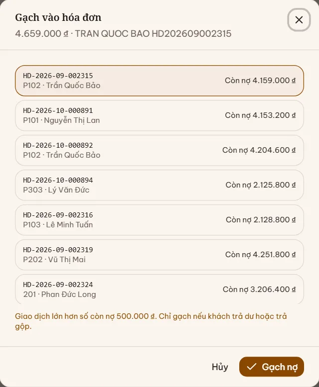 Hộp Gạch vào hóa đơn liệt kê hóa đơn còn nợ với số còn nợ, hóa đơn khớp mã được chọn sẵn và cảnh báo giao dịch lớn hơn số còn nợ