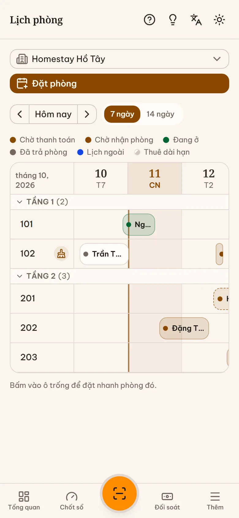 Lịch phòng trên điện thoại: cột tên phòng bên trái, các ngày cuộn ngang, thanh đơn đặt với tên khách