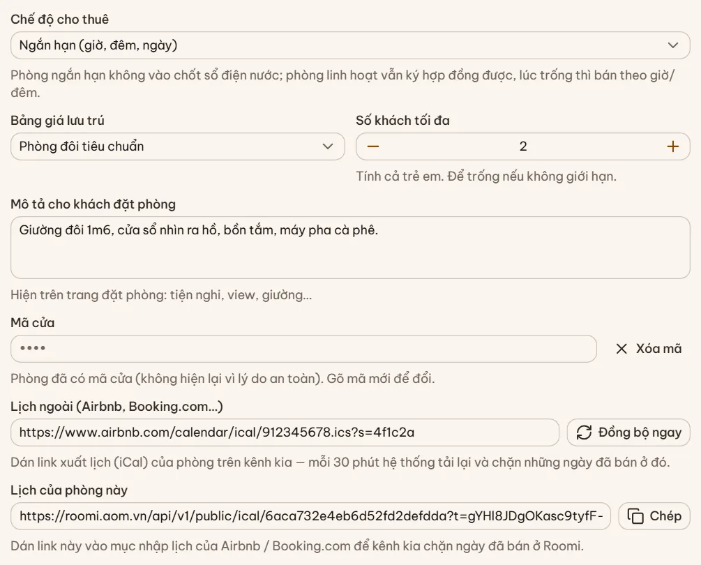 Phần lưu trú của hộp sửa phòng: ô Mã cửa, ô Lịch ngoài với link lịch Airbnb và nút Đồng bộ ngay, ô Lịch của phòng này với link và nút Chép