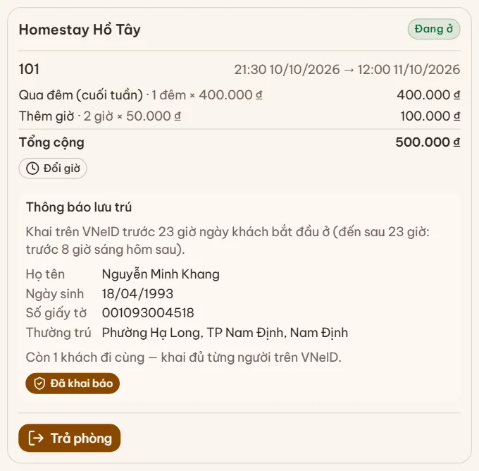 Khối của một tòa trong khung đơn đặt phòng, gồm phòng đang ở và khối Thông báo lưu trú với họ tên, ngày sinh, số giấy tờ, thường trú của khách và nút Đã khai báo