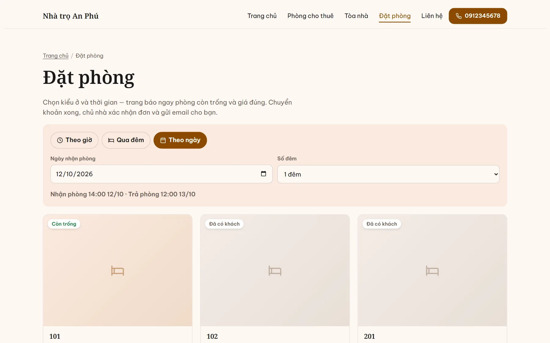 Trang Đặt phòng trên website cho thuê: chọn kiểu ở Theo giờ, Qua đêm, Theo ngày, ngày giờ nhận phòng, số đêm, danh sách phòng với nhãn Còn trống hoặc Đã có khách và giá cho lượt ở