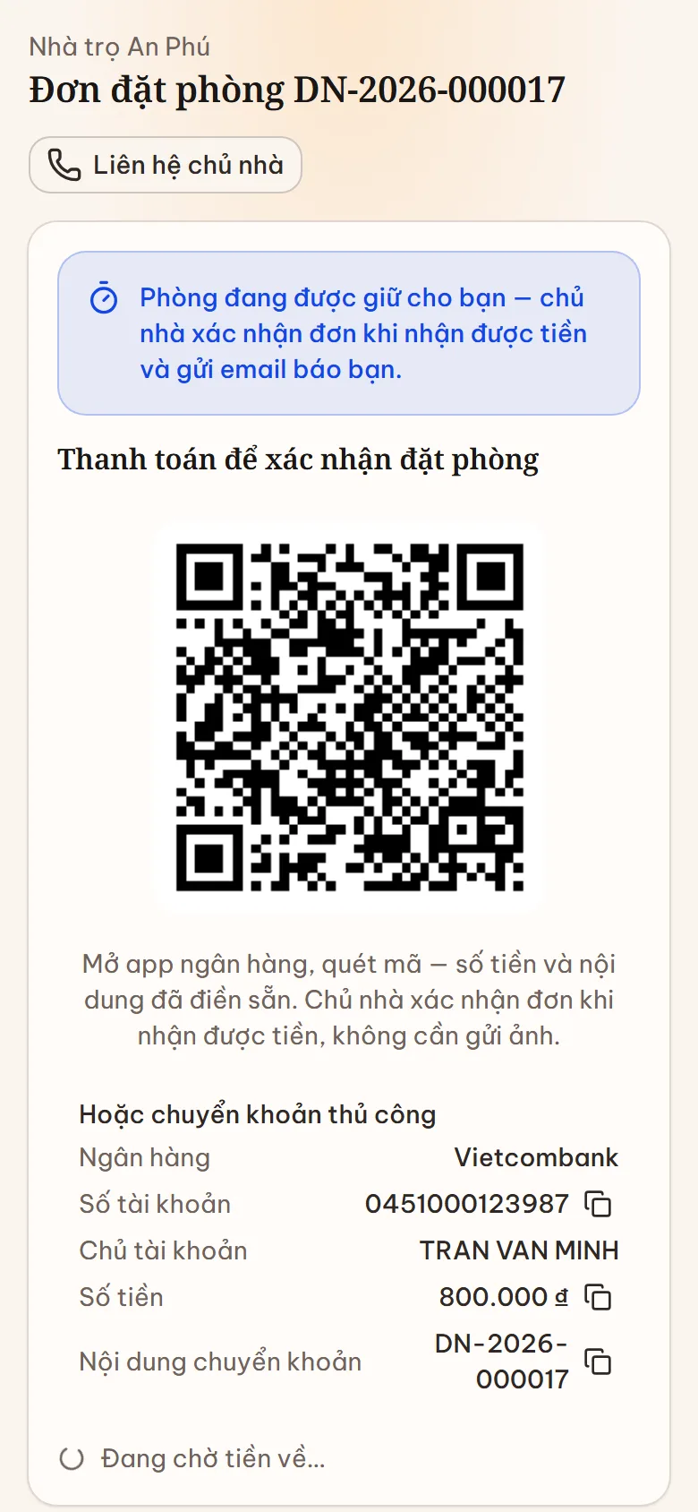 Trang đơn đặt phòng của khách trên điện thoại: lời báo phòng đang được giữ, mã QR thanh toán, thông tin chuyển khoản thủ công và chi tiết lưu trú